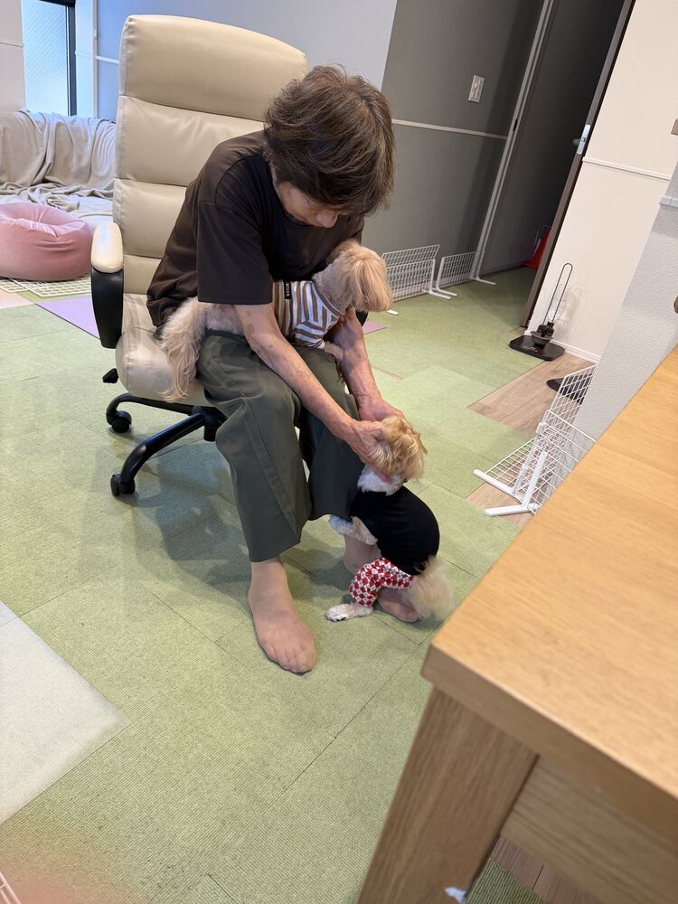 おばあちゃんに抱っこされる2人
