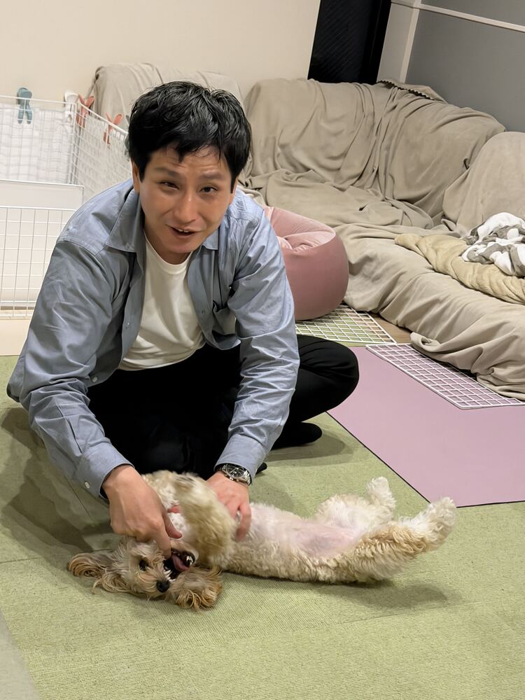 のぶちゃんにお腹を見せるるんちゃん