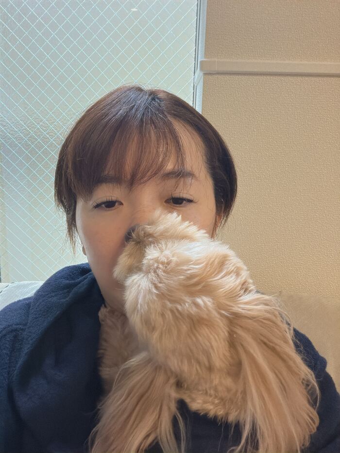 鼻をぺろぺろするコタ、その1