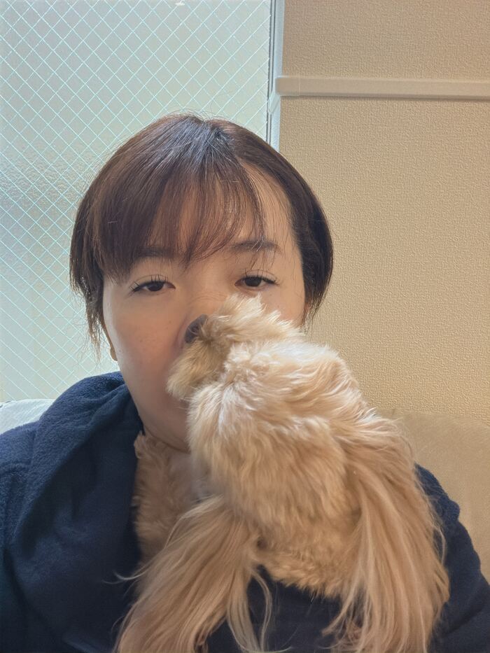鼻をぺろぺろするコタ、その2