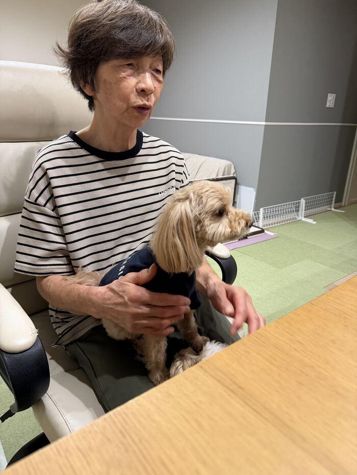 母の膝で寛ぐコタ