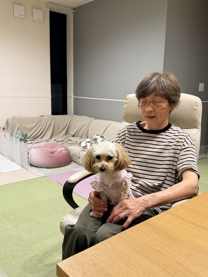 母の膝で寛ぐるんちゃん