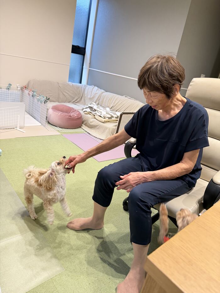 おやつを食べるるんちゃん